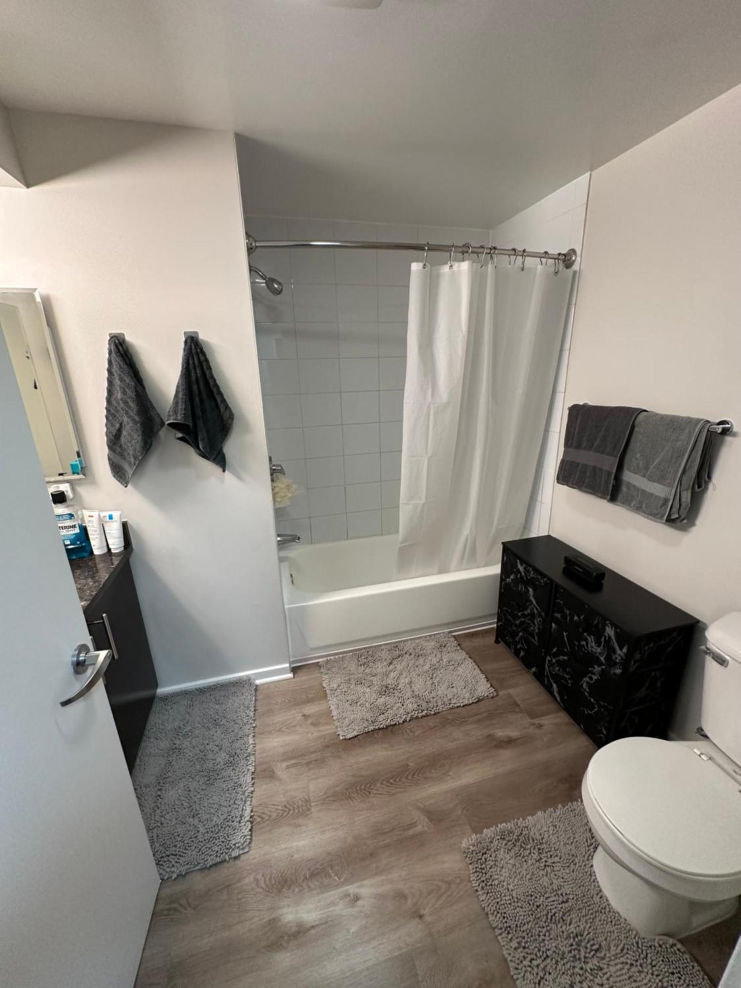Cute And Cozy 1 Bed & Bath W/ Office Apartment